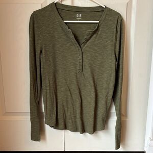 GAP Women's Long Sleeve Ribbee Henley Olive green Top size medium EUC thermal